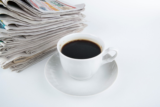 pila de periódicos con taza de café de cerca
 - Foto, Imagen