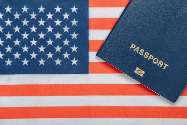 Ταξιδιωτική ιδέα. Διαβατήριο με φόντο τη σημαία των ΗΠΑ - Φωτογραφία, εικόνα