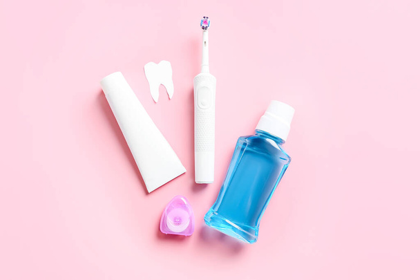 Nastavit pro ústní hygienu na barevném pozadí - Fotografie, Obrázek
