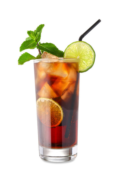 Склянка смачного коктейлю Куби на білому тлі - Фото, зображення