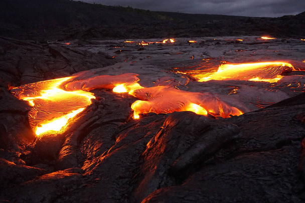 Fluyendo lava en la isla grande en Hawaii - Foto, Imagen