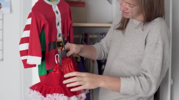 Anya vesz egy jelmezt szilveszterkor és karácsonykor egy kislánynak.. - Felvétel, videó