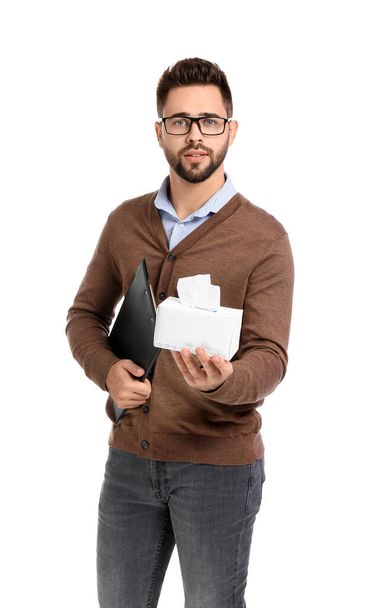 Psychologue masculin avec des tissus sur fond blanc - Photo, image