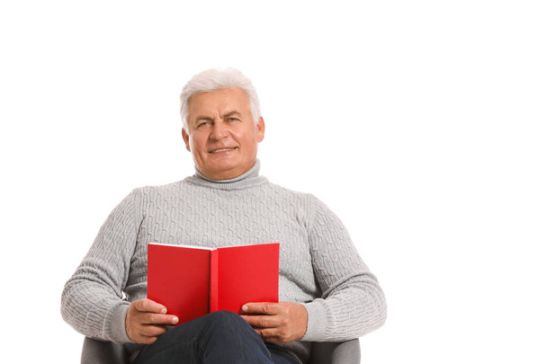 Ώριμος άνθρωπος ανάγνωση βιβλίο σε λευκό φόντο - Φωτογραφία, εικόνα