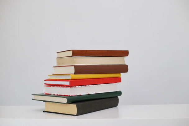 Пачка книг на белом фоне - Фото, изображение