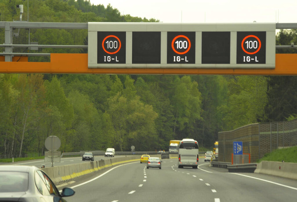 control de la inmisión y reducción del polvo fino mediante límites de velocidad en la carretera - Foto, Imagen