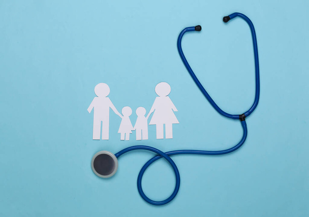 Rodina stetoskopů a papírových řetězců na modrém pozadí, koncepce zdravotního pojištění - Fotografie, Obrázek