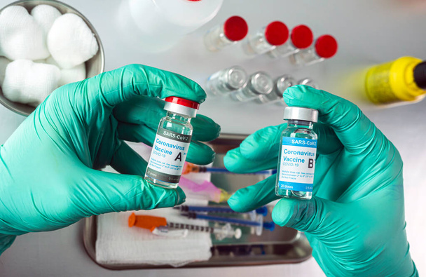 Медсестра держит две вакцины ковид-19 из разных лабораторий, концептуальный образ - Фото, изображение