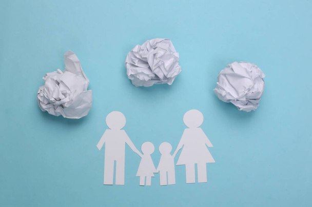 Paperi perhe ketju rypistynyt paperi pallot sinisellä pohjalla. Perheongelmat - Valokuva, kuva