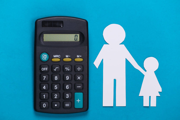 Алименты. Низшая семья. Бумажный отец и дочь с калькулятором на синем фоне - Фото, изображение