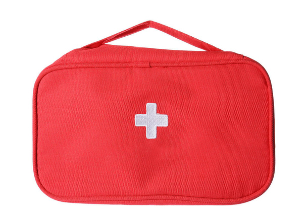 Beyaz arkaplanda ilk yardım çantası - Fotoğraf, Görsel