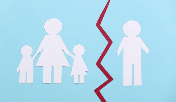 Rikkinäinen perhe, avioero. Vanhempien oikeuksien riistäminen. Split paperi perhe sinisellä pohjalla - Valokuva, kuva