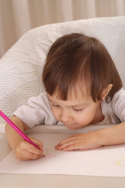 Little girl drawing - Foto, afbeelding