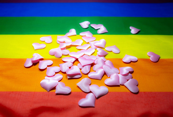 A közösség színes zászlója. Rózsaszín szív szivárvány háttér. Leszbikus és meleg problémák. A házasság legalizálása homoszexuális beállítottságú párok számára. Nemek közötti egyenlőség. - Fotó, kép