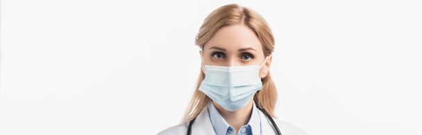 медсестра в медицинской маске, глядя на камеру, изолированную на белом, баннер - Фото, изображение