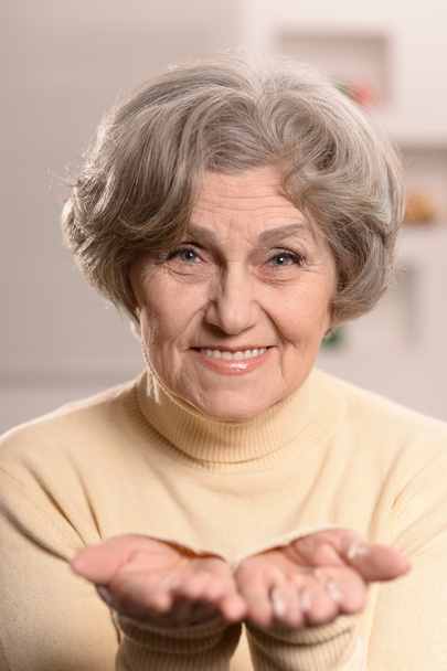 Senior woman giving - Foto, Imagen