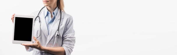 cropped view of nurse in white coat holding tablet with blank screen isolated on white, banner - Foto, Imagem