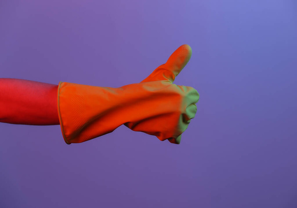 La mano femenina en guante de látex muestra el pulgar hacia arriba. Gradiente luz de neón - Foto, Imagen