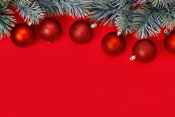 Red Christmas Decorations Czerwone tło Kopiuj Przestrzeń Nowy Rok Kompozycja Płaska leżała, widok z góry. Styl minimalistyczny. - Zdjęcie, obraz