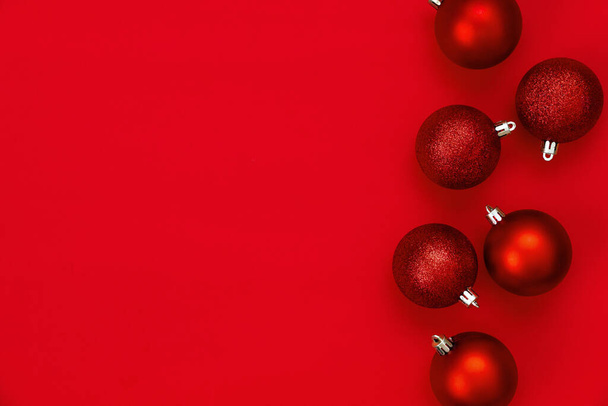 Decorações de Natal vermelho Fundo vermelho Copiar Espaço Ano Novo Composição Flat lay, vista superior. Estilo minimalista. - Foto, Imagem