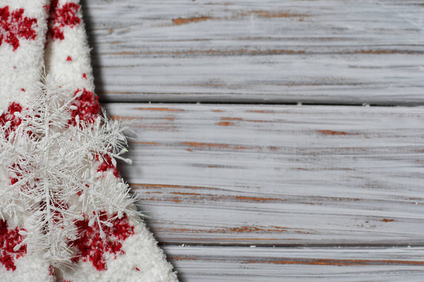 Рождественские белые носки со снежинками на белом деревянном фоне - Фото, изображение