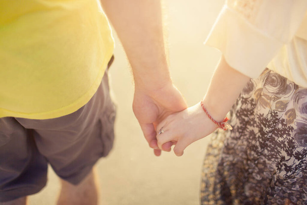 couple in love holding hands in sunlight .close up. - Fotoğraf, Görsel