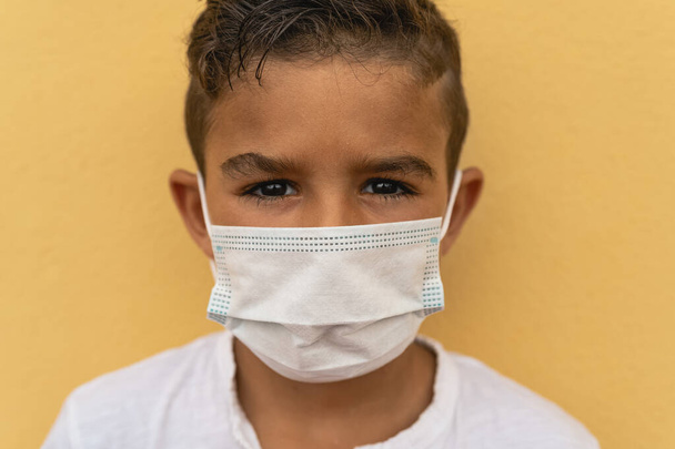 Criança usando máscara protetora facial que retorna à escola durante a pandemia do vírus da corona - Conceito de medidas de segurança covid19 - Foto, Imagem