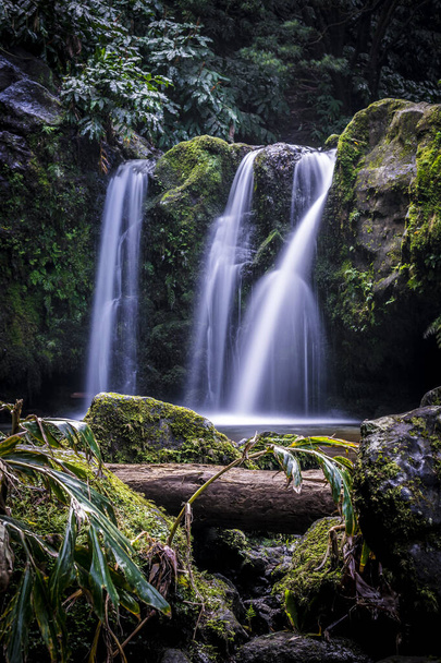 Красивый водопад в "Ribeira dos Caldeires" на острове Сан-Мигель. Длинная экспозиция с эффектом шелка - Фото, изображение