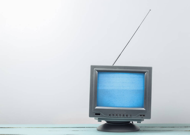 Beyaz arka planda Mini Retro TV anten alıcısı. Eski moda TV seti. Televizyon gürültüsü, sinyal yok. 80 'ler - Fotoğraf, Görsel
