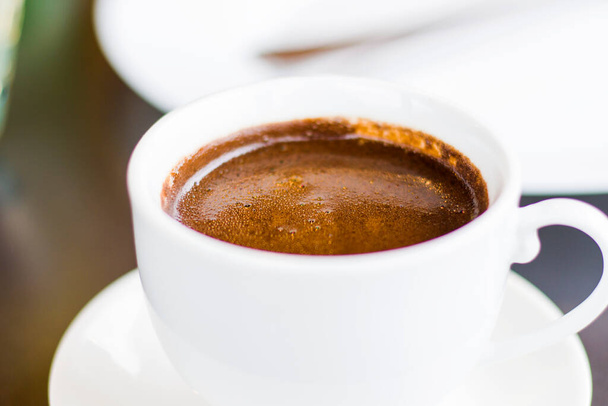 Turecki kubek pf kawa, ciemna kawa zbliżenie i makro, gorący napój aromatyczny w białej filiżance - Zdjęcie, obraz