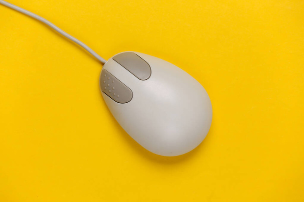 Antiguo ratón retro PC sobre un fondo amarillo. Vista superior - Foto, imagen