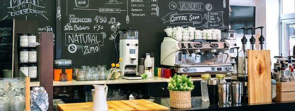Порожній інтер'єр кафе з лічильником, кавоваркою та дошкою з меню
 - Фото, зображення