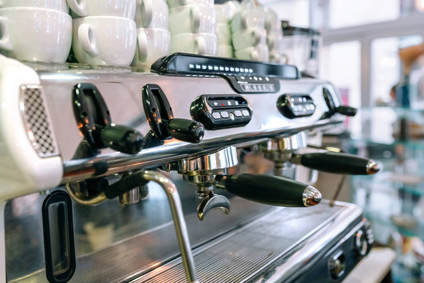 Primer plano de cafetera profesional en una cafetería - Foto, Imagen