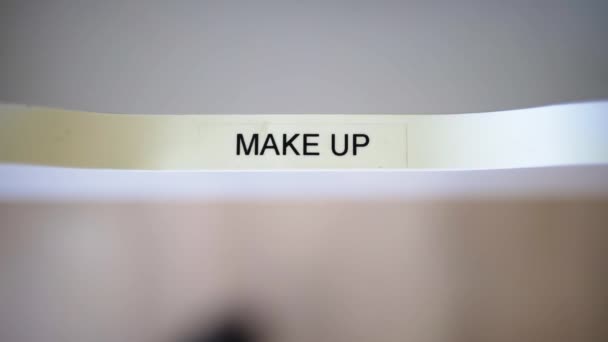 Cierre de la etiqueta de maquillaje en un cajón blanco abierto - Imágenes, Vídeo