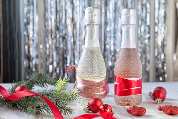 Arkadaki tahta kutuda bir şişe beyaz şarap Noel ağacı ve hediyeli bir bardak. - Fotoğraf, Görsel
