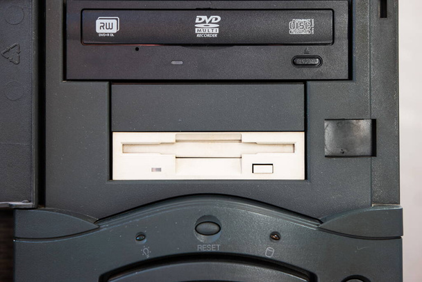 Disketová jednotka a CD DVD zapisovat jednotky v černé vertikální vintage PC věž zavřít záběr. - Fotografie, Obrázek