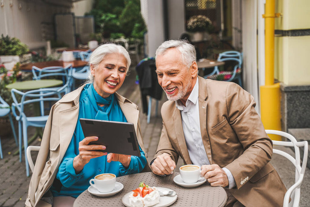 Schöne Senioren Dating im Freien - Ältere Paare Portrait, Konzepte über ältere Menschen und Lebensstil - Foto, Bild