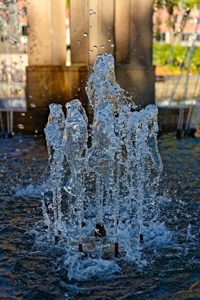 Чіпси води з міського фонтану в літню спеку
. - Фото, зображення