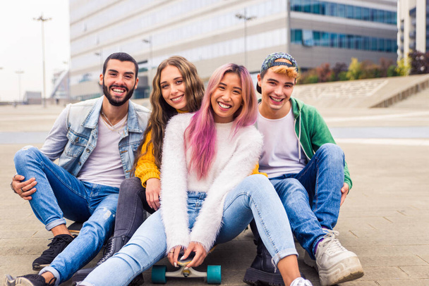 Jóvenes felices conociéndose al aire libre - Grupo de adolescentes alegres divirtiéndose, conceptos sobre adolescencia, estilo de vida y generación z - Foto, imagen