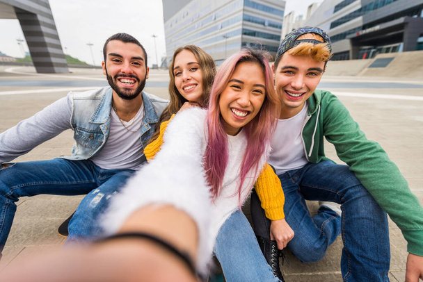 Happy young people meeting outdoors - Group of cheerful teenagers having fun, concepts about teenage, lifestyle and generation z - Foto, imagen