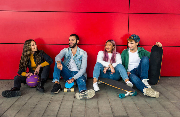 Šťastní mladí lidé potkávají venku - Skupina veselých teenagerů baví, koncepty o dospívání, životní styl a generace z - Fotografie, Obrázek