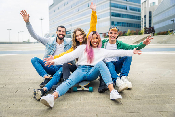Happy young people meeting outdoors - Group of cheerful teenagers having fun, concepts about teenage, lifestyle and generation z - Foto, Bild