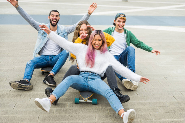 Gelukkige jongeren ontmoeten elkaar buiten - Groep vrolijke tieners hebben plezier, concepten over tieners, levensstijl en generatie z - Foto, afbeelding