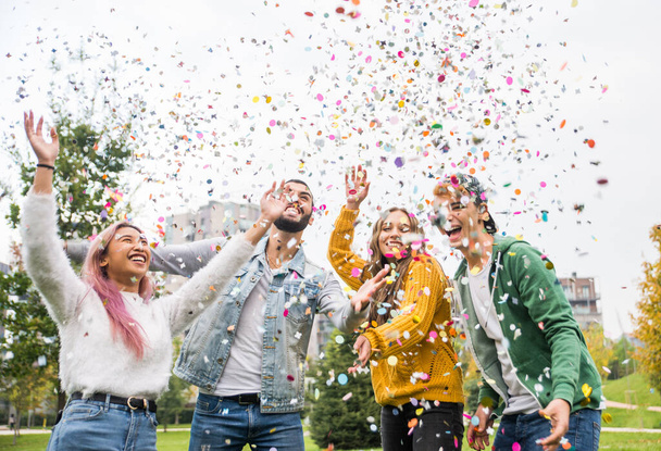 Happy young people meeting outdoors - Group of cheerful teenagers having fun, concepts about teenage, lifestyle and generation z - Fotoğraf, Görsel