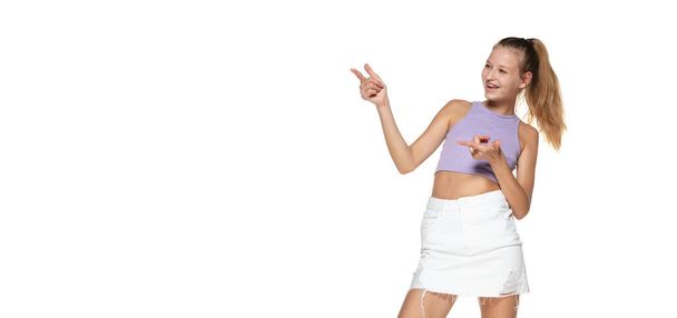 Retrato de media longitud de una joven en ropa moderna aislada sobre fondo blanco. - Foto, imagen