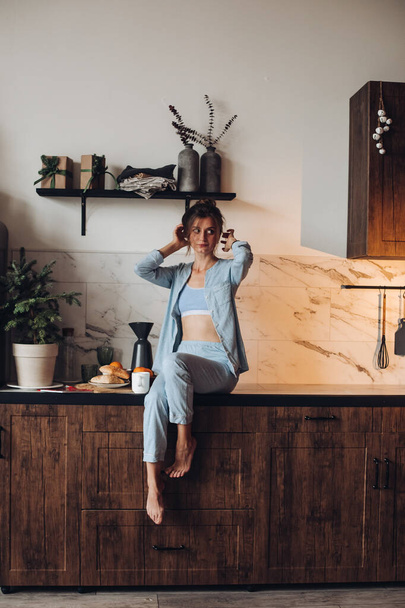 Kaunis nainen viettää aamun lounging keittiössä - Valokuva, kuva