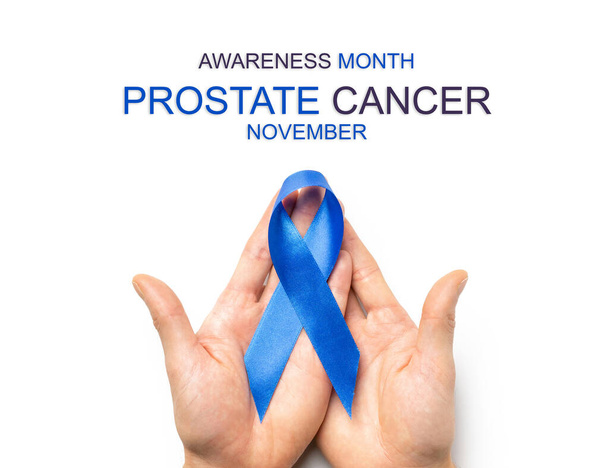 Vědomí prostaty. Modrá stuha v rukou izolovaných na bílém pozadí. Informovanost rakovina prostaty u mužů zdraví v listopadu. Zdravotnictví, Mezinárodní muži, Den otců - Fotografie, Obrázek