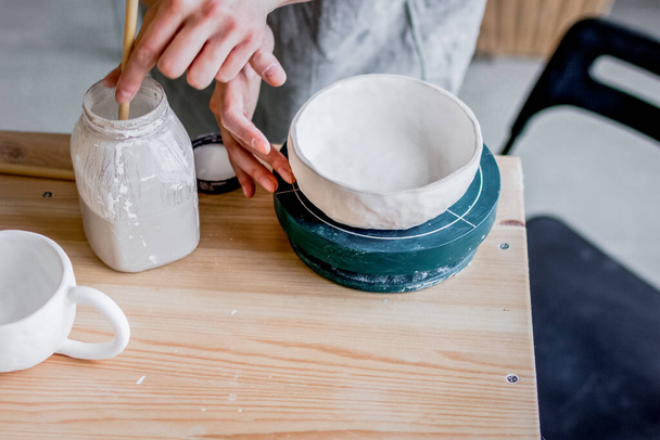 workshop production of ceramic tableware product painting - 写真・画像