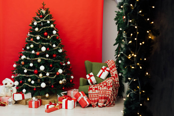 Capodanno Rosso Natale Interno Casa Albero di Natale Regali di pino - Foto, immagini