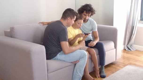 Гомосексуальные родители помогают сыну с онлайн-приложением - Кадры, видео